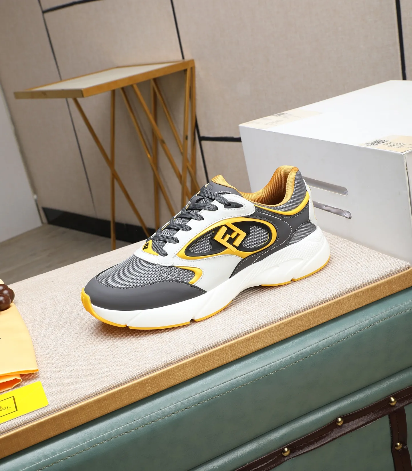 Ex-factory price 760 (high version) [Fendi] Fendi’s latest casual shoes for men! Available at counters simultaneously! A one-to-one replica of the original. Made entirely of imported top-grain calfskin, the interior is made of top-grain water-dyed cowhide, and the original factory-supplied rubber outsole. Leading new fashion concepts. Matching code: 39-44. 38.45 can be customized and cannot be returned or exchanged!